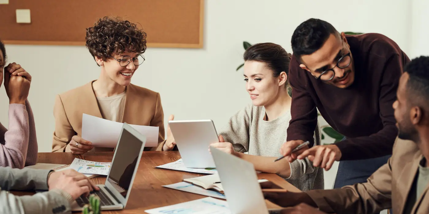 Professionisti al lavoro in uno spazio Coworking durante una riunione operativa