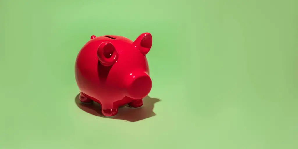 Salvadanaio rosso simbolo di risparmio per tariffe coworking a Pescara